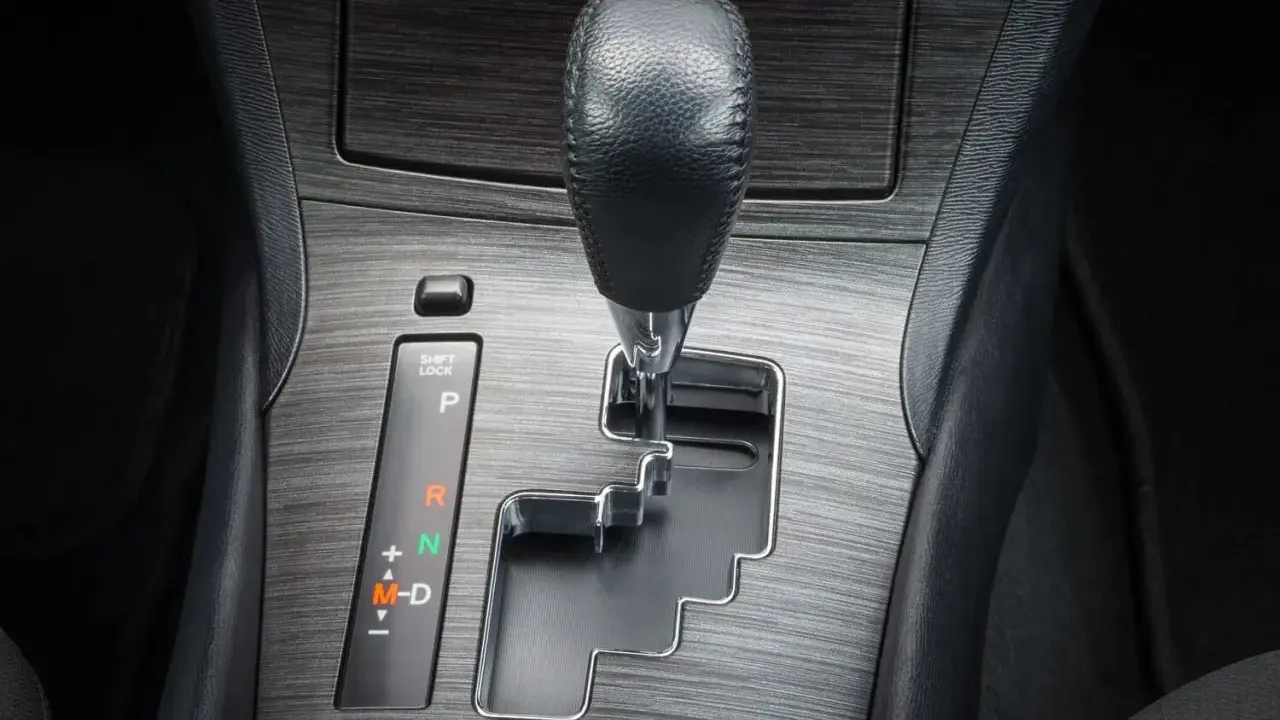 Dźwignia automatycznej skrzyni biegów Tiptronic w samochodzie. Widoczne oznaczenia P, R, N, M-D.
