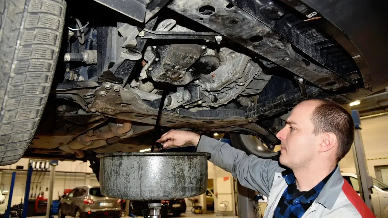 Mechanik wymienia olej w Skodzie Fabii. Regularna wymiana oleju co 15 tys. km lub raz w roku zapewnia długą żywotność silnika.