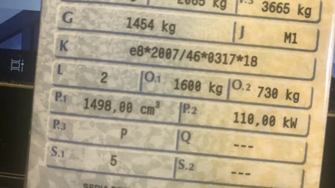 Dane techniczne pojazdu: dopuszczalna masa całkowita w dowodzie to 3665 kg (F.3). Masa własna 1454 kg (G).