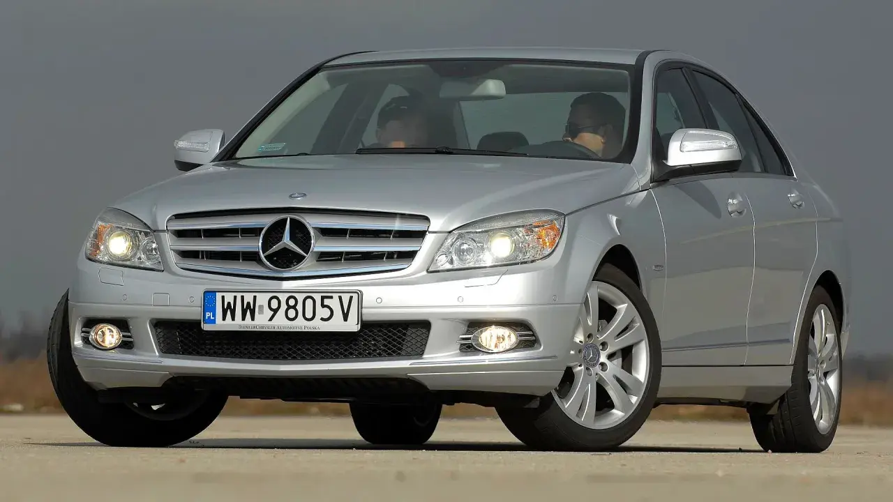 Srebrny Mercedes W204 z dwoma mężczyznami w środku. Zastanawiasz się, jaki silnik ma ten model?