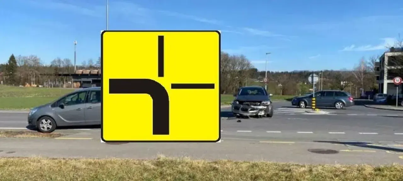 Znak drogi z pierwszeństwem przejazdu i uszkodzony samochód na skrzyżowaniu. Wypadek spowodowany łamanym pierwszeństwem.