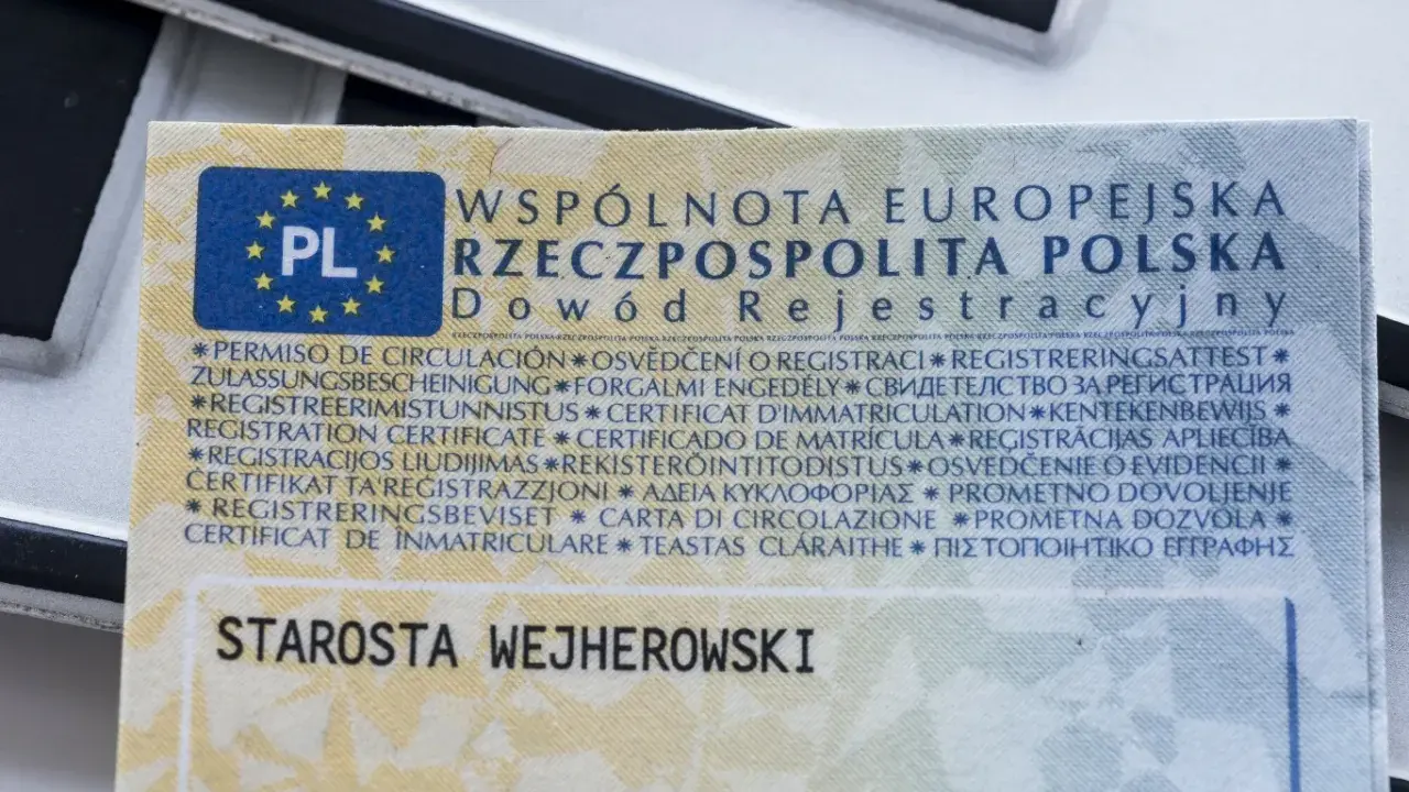 Zgubiłem dowód rejestracyjny. Na zdjęciu widać fragment dokumentu z napisem "Dowód Rejestracyjny" i pieczęcią "Starosta Wejherowski".