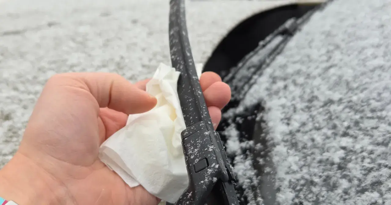 Zima zaskoczyła? Zobacz, jak wymienić wycieraczkę w aucie, gdy spadnie śnieg.