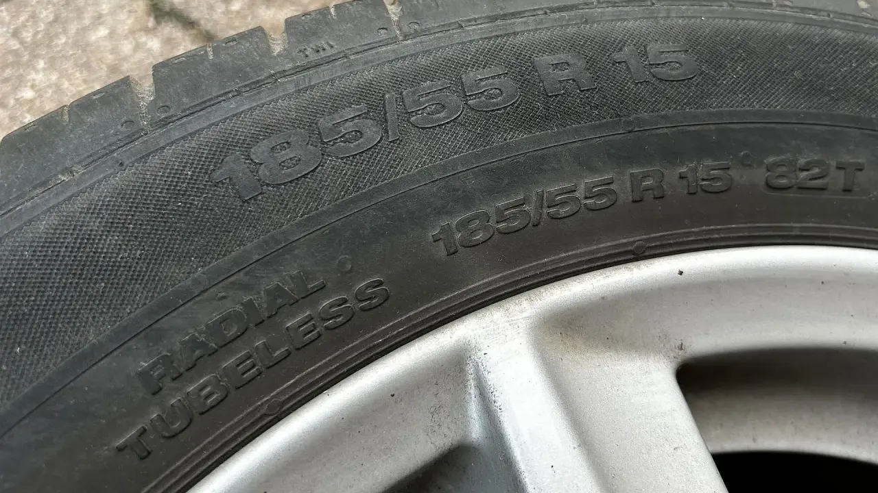 Opona radialna 185/55 R15 Tubeless. Widoczny rozmiar i oznaczenie radialnej konstrukcji.