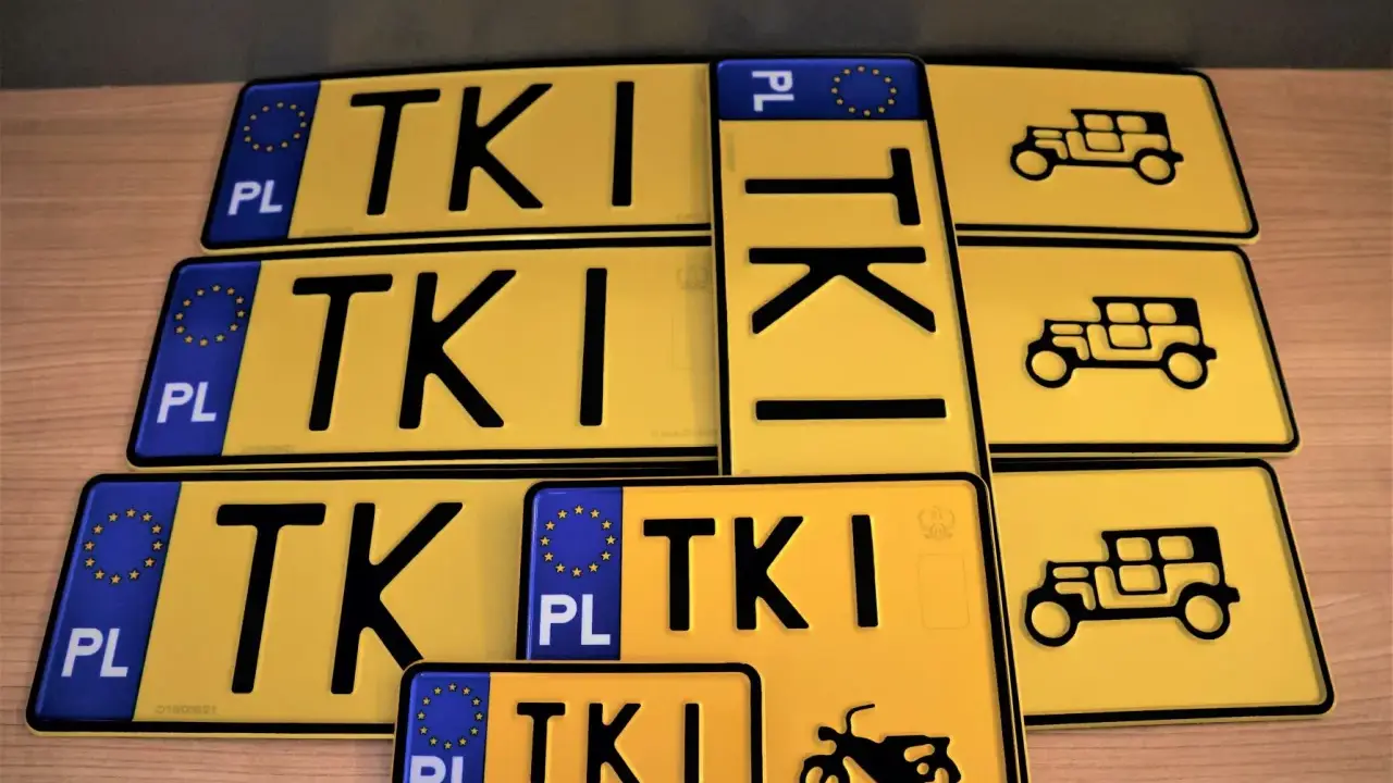 Tablice rejestracyjne z symbolem "TKI" i wizerunkiem zabytkowego auta. Dowiedz się, jak zarejestrować auto na zabytek.