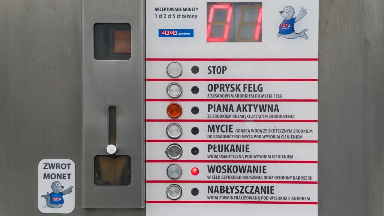 Panel sterowania myjni bezdotykowej: wybór programu mycia auta, od piany aktywnej po nabłyszczanie. Akceptuje monety 1, 2 i 5 zł.