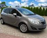 Szary Opel Meriva 1.7 CDTI na podjeździe. Zastanawiasz się nad wadami i zaletami tego modelu?