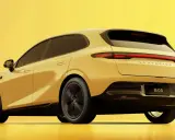 Żółty, nowoczesny kompakt auto B05 LEAPMOTOR z przyciemnianymi szybami i stylowymi światłami LED na tle jednolitego, jasnego tła.