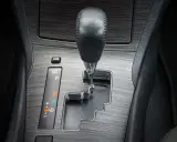 Dźwignia automatycznej skrzyni biegów Tiptronic w samochodzie. Widoczne oznaczenia P, R, N, M-D.