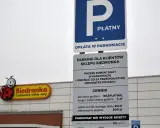 Znak parkingu płatnego przy Biedronce. Uważaj, by nie dostać mandatu za parkowanie, bo opłata za brak biletu to 80 zł.