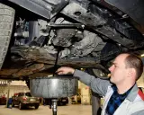Mechanik wymienia olej w Skodzie Fabii. Regularna wymiana oleju co 15 tys. km lub raz w roku zapewnia długą żywotność silnika.