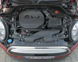 Otwarta maska czerwonego Mini Cooper ukazuje silnik TwinPower Turbo.