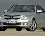 Srebrny Mercedes W204 z dwoma mężczyznami w środku. Zastanawiasz się, jaki silnik ma ten model?