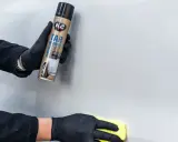 Rękawiczki i spray K2 Tar Remover pomogą Ci dowiedzieć się, czym usunąć klej z lakieru samochodowego.