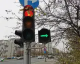 Sygnalizacja świetlna: czerwone światło główne i zielona strzałka warunkowa w prawo.