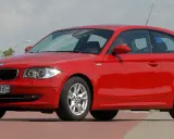 Czerwone BMW serii 1, jeden z klasycznych bmw modele stare, zaparkowane na ulicy.