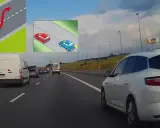 Ilustracje i zdjęcie z autostrady pokazujące manewry wyprzedzania.