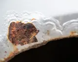 Rdza na metalowej powierzchni, która niszczy strukturę. Czy rdza jest szkodliwa? Tak, dla przedmiotu, który niszczy.