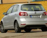 Srebrny Golf 5 1.6 MPI z tablicą PO 535KS stoi przy żółtej ceglanej ścianie.