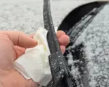 Zima zaskoczyła? Zobacz, jak wymienić wycieraczkę w aucie, gdy spadnie śnieg.