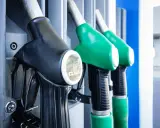 Dysze dystrybutorów paliwa na stacji benzynowej. Dowiedz się, jak zatankować auto, wybierając odpowiednią opcję.