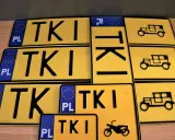 Tablice rejestracyjne z symbolem "TKI" i wizerunkiem zabytkowego auta. Dowiedz się, jak zarejestrować auto na zabytek.