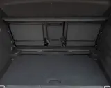Pusta przestrzeń bagażnika Opla Merivy, gotowa na podróż. Sprawdź, jak duży opel meriva pojemność bagażnika oferuje.