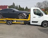 Auto na lawecie, ciemnoszary Mercedes. Zapewne zgodnie z przepisami dotyczącymi holowania auta.