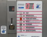 Panel sterowania myjni bezdotykowej: wybór programu mycia auta, od piany aktywnej po nabłyszczanie. Akceptuje monety 1, 2 i 5 zł.