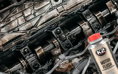 Wnętrze silnika po użyciu płukanki silnika K2 Motor Flush. Widać wałki rozrządu i elementy pokryte olejem.