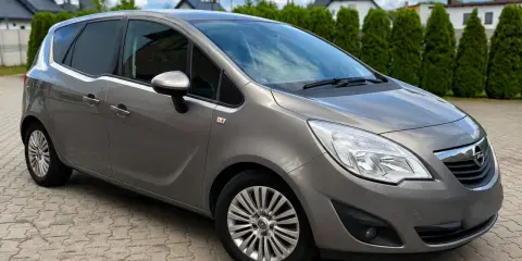 Szary Opel Meriva 1.7 CDTI na podjeździe. Zastanawiasz się nad wadami i zaletami tego modelu?