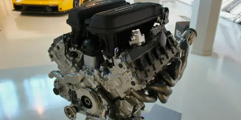 Silnik Lamborghini V10. Zatarte części silnika mogą objawiać się głośnymi stukami i spadkiem mocy.