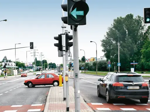 Zielone światło dla lewoskrętu na skrzyżowaniu. Znak S3 informuje o tym kierowców.