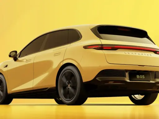 Żółty, nowoczesny kompakt auto B05 LEAPMOTOR z przyciemnianymi szybami i stylowymi światłami LED na tle jednolitego, jasnego tła.
