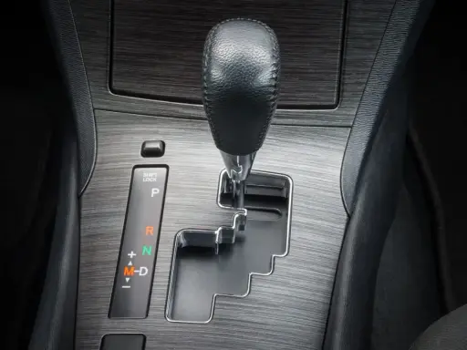 Dźwignia automatycznej skrzyni biegów Tiptronic w samochodzie. Widoczne oznaczenia P, R, N, M-D.