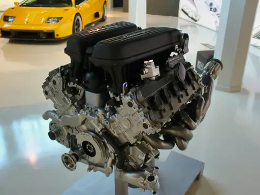 Silnik Lamborghini V10. Zatarte części silnika mogą objawiać się głośnymi stukami i spadkiem mocy.