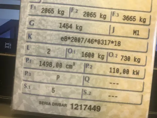 Dane techniczne pojazdu: dopuszczalna masa całkowita w dowodzie to 3665 kg (F.3). Masa własna 1454 kg (G).