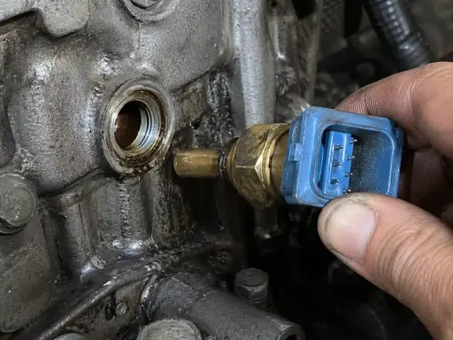 Wymiana czujnika temperatury 1.9 TDI. Objawy awarii mogą być różne, od problemów z uruchomieniem po przegrzewanie silnika.