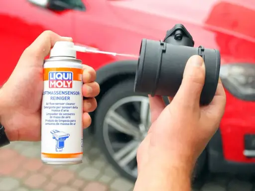 Czyszczenie przepływomierza. Spray Liqui Moly usuwa zanieczyszczenia, eliminując objawy awarii przepływomierza.