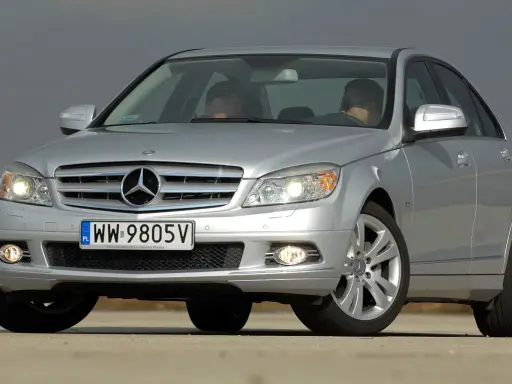 Srebrny Mercedes W204 z dwoma mężczyznami w środku. Zastanawiasz się, jaki silnik ma ten model?
