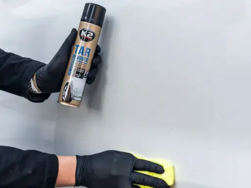 Rękawiczki i spray K2 Tar Remover pomogą Ci dowiedzieć się, czym usunąć klej z lakieru samochodowego.