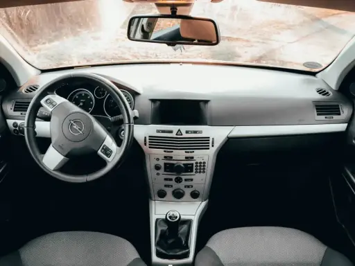 Wnętrze Opla Astry 1.6. Kierownica, deska rozdzielcza i dźwignia zmiany biegów. Zastanawiasz się nad spalaniem?