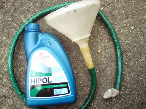 Niebieska butelka oleju Hipol MF GL-3 80W-90, lejek i wąż – idealny zestaw, jaki olej do Fiata 126p.