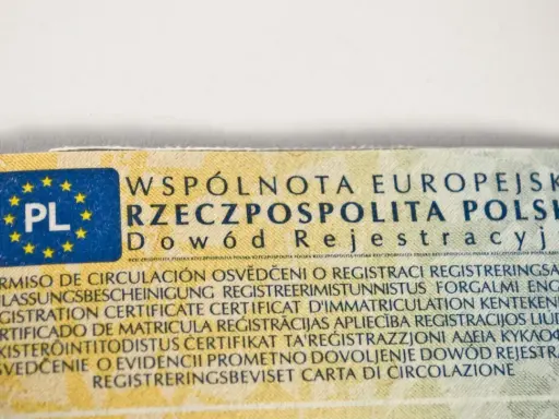 Dowód rejestracyjny z Polską (PL) w UE. Gdzie jest numer VIN? Na tym dokumencie znajdziesz informacje o rejestracji pojazdu.