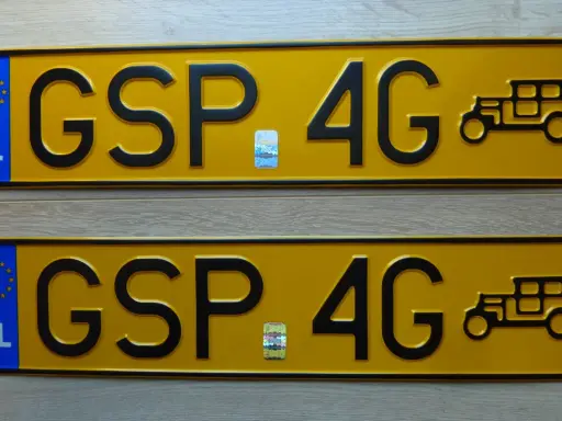 Dwie żółte rejestracje z napisem GSP 4G i symbolem starego samochodu.