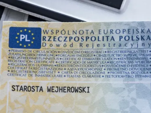 Zgubiłem dowód rejestracyjny. Na zdjęciu widać fragment dokumentu z napisem "Dowód Rejestracyjny" i pieczęcią "Starosta Wejherowski".