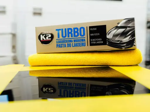 Zestaw do ręcznego polerowania auta: pasta K2 Turbo i żółta mikrofibra. Idealny do nabłyszczania lakieru.
