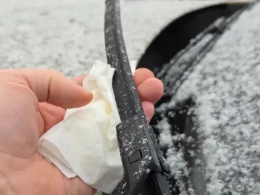 Zima zaskoczyła? Zobacz, jak wymienić wycieraczkę w aucie, gdy spadnie śnieg.