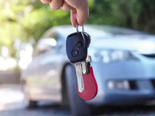Kluczyki samochodowe wiszą na palcu. Czy to objawy uszkodzonego immobilizera? Auto nie odpala.