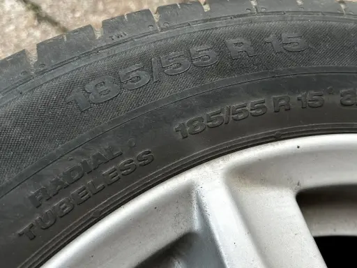 Opona radialna 185/55 R15 Tubeless. Widoczny rozmiar i oznaczenie radialnej konstrukcji.